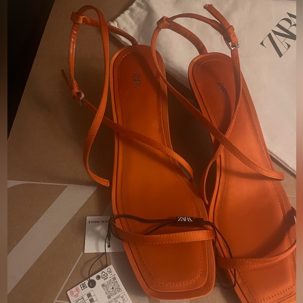 Zara Brand New Size 38
Strappy Orange Low Heel Sandals with Ankle Buckle - Picture 6 of 6
